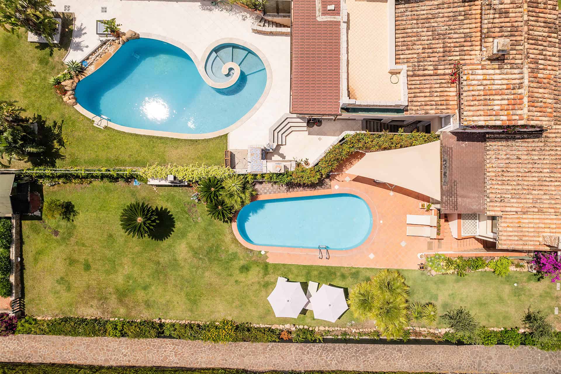 piscina e giardino di una villa