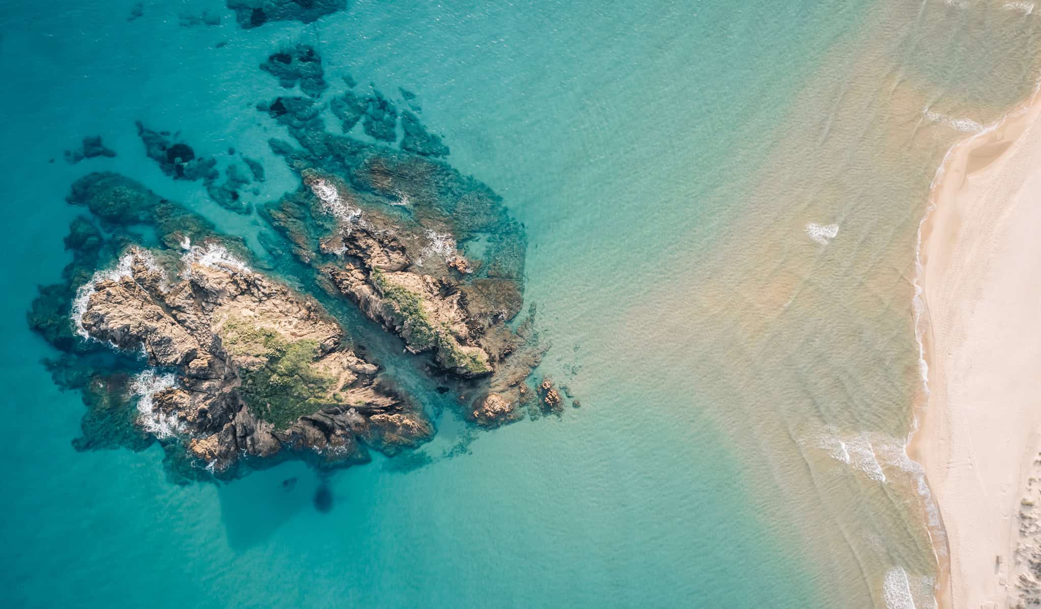 roccia affiorante in acque cristalline