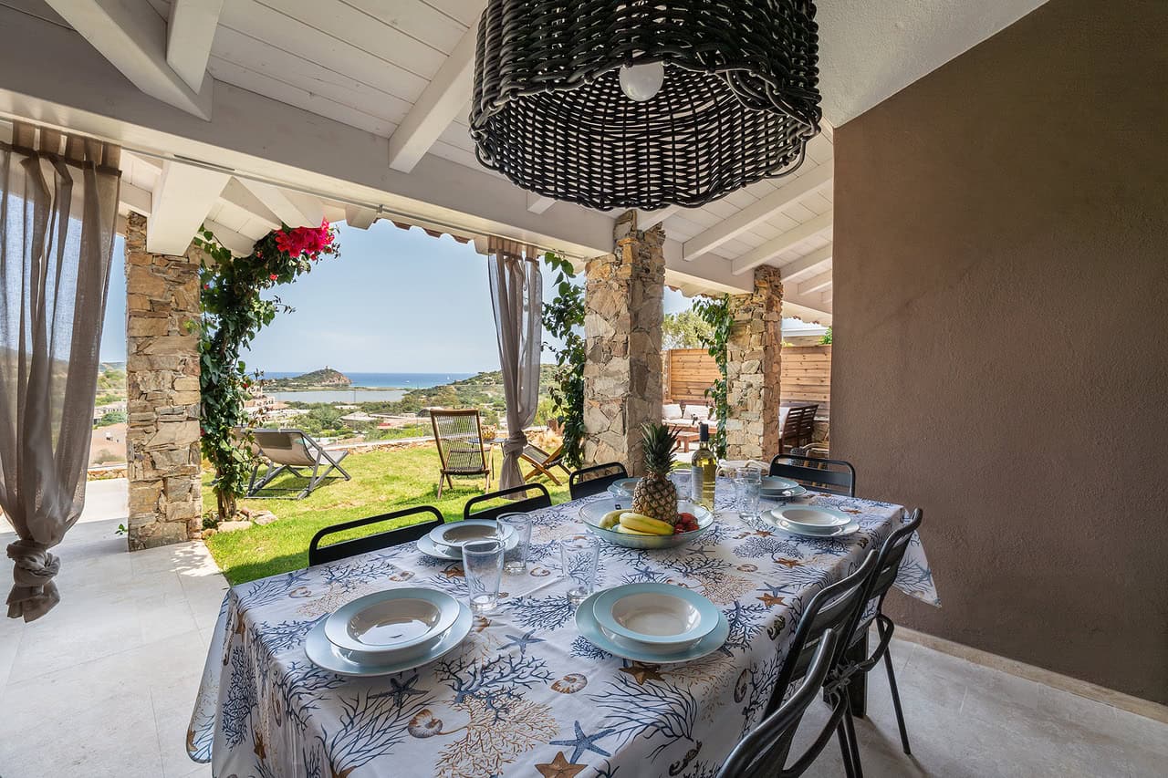 tavolo apparecchiato con vista mare