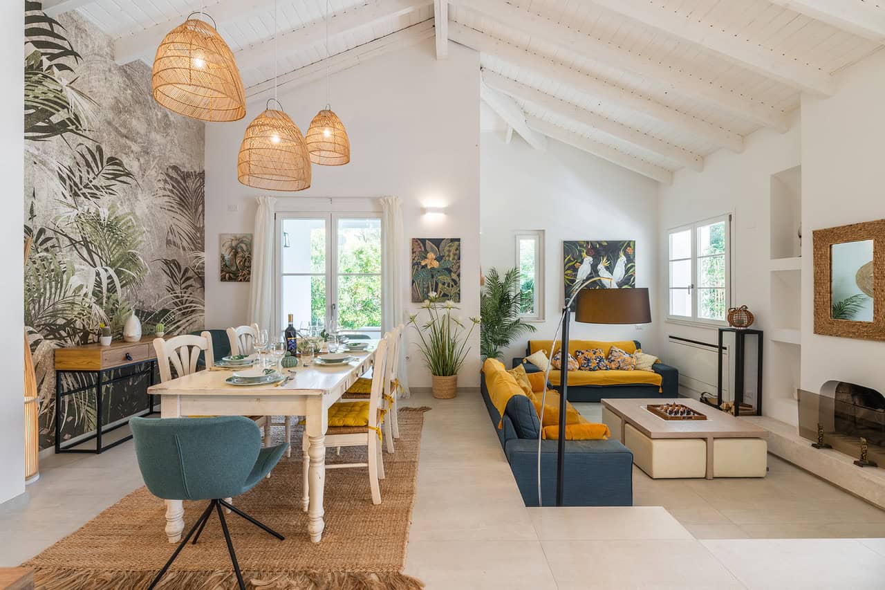 interno di una casa con decorazioni tropicali