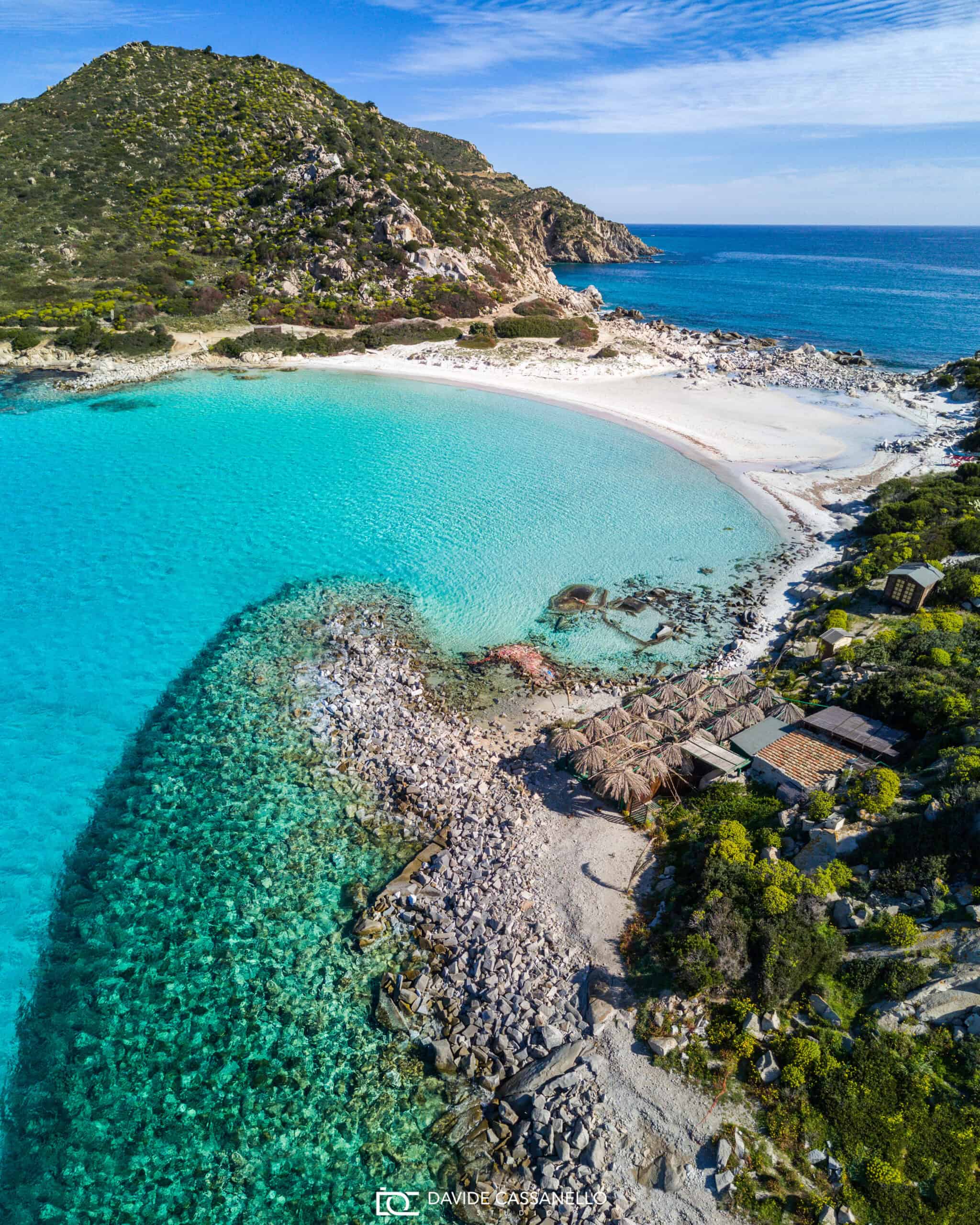 con acqua cristallina e vegetazione