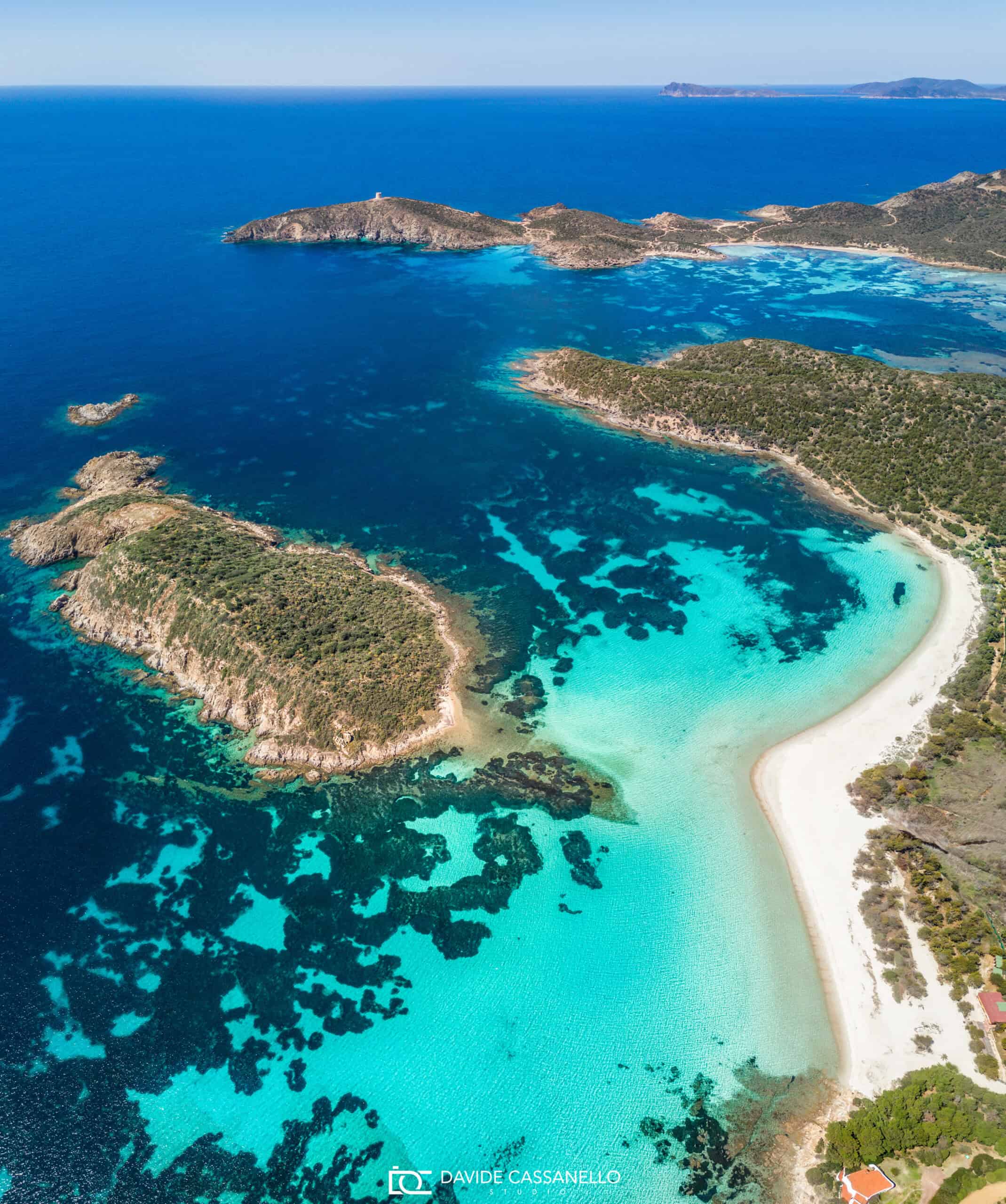 vista aerea di una baia con acque cristalline