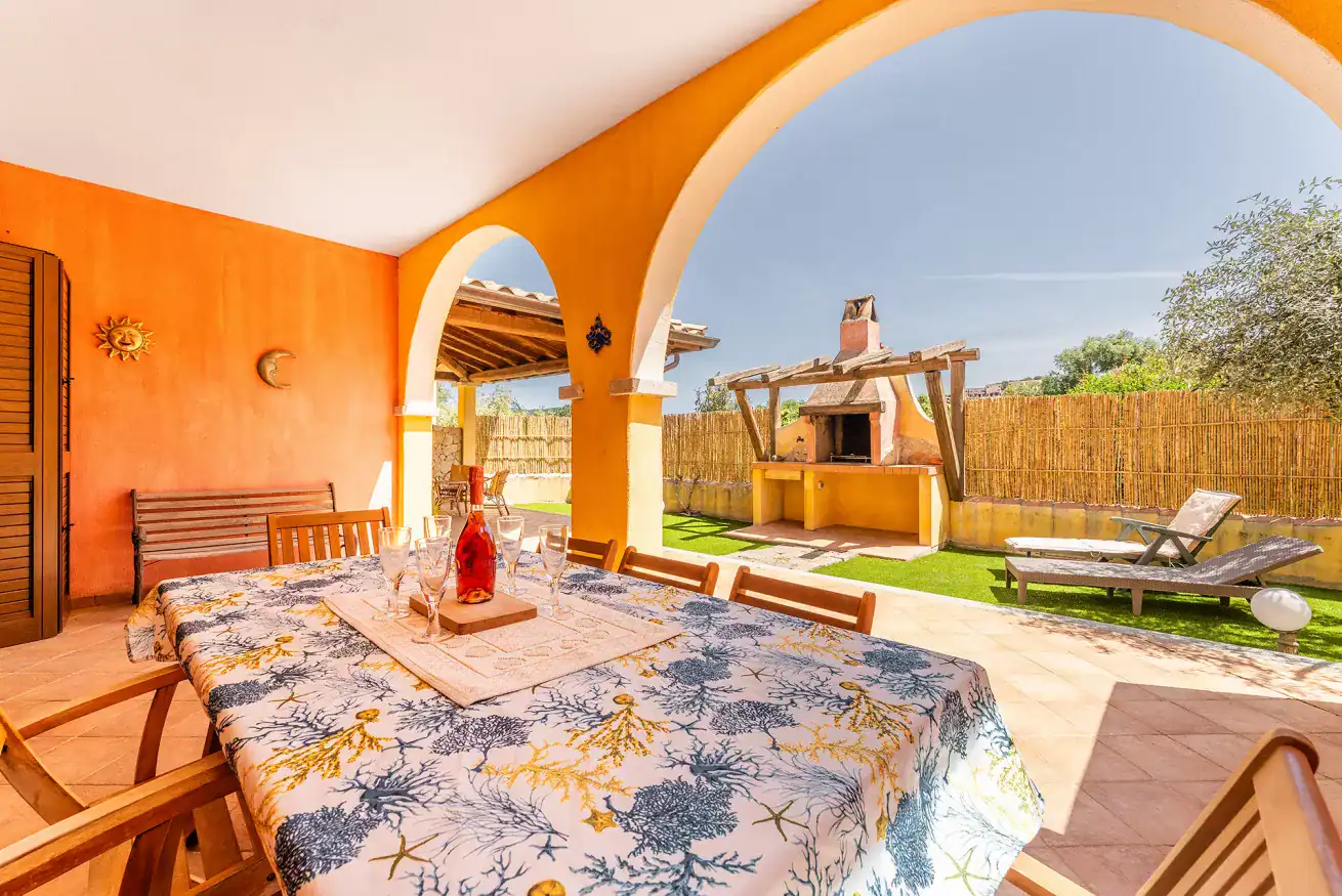 terrazza con tavolo e barbecue all'aperto