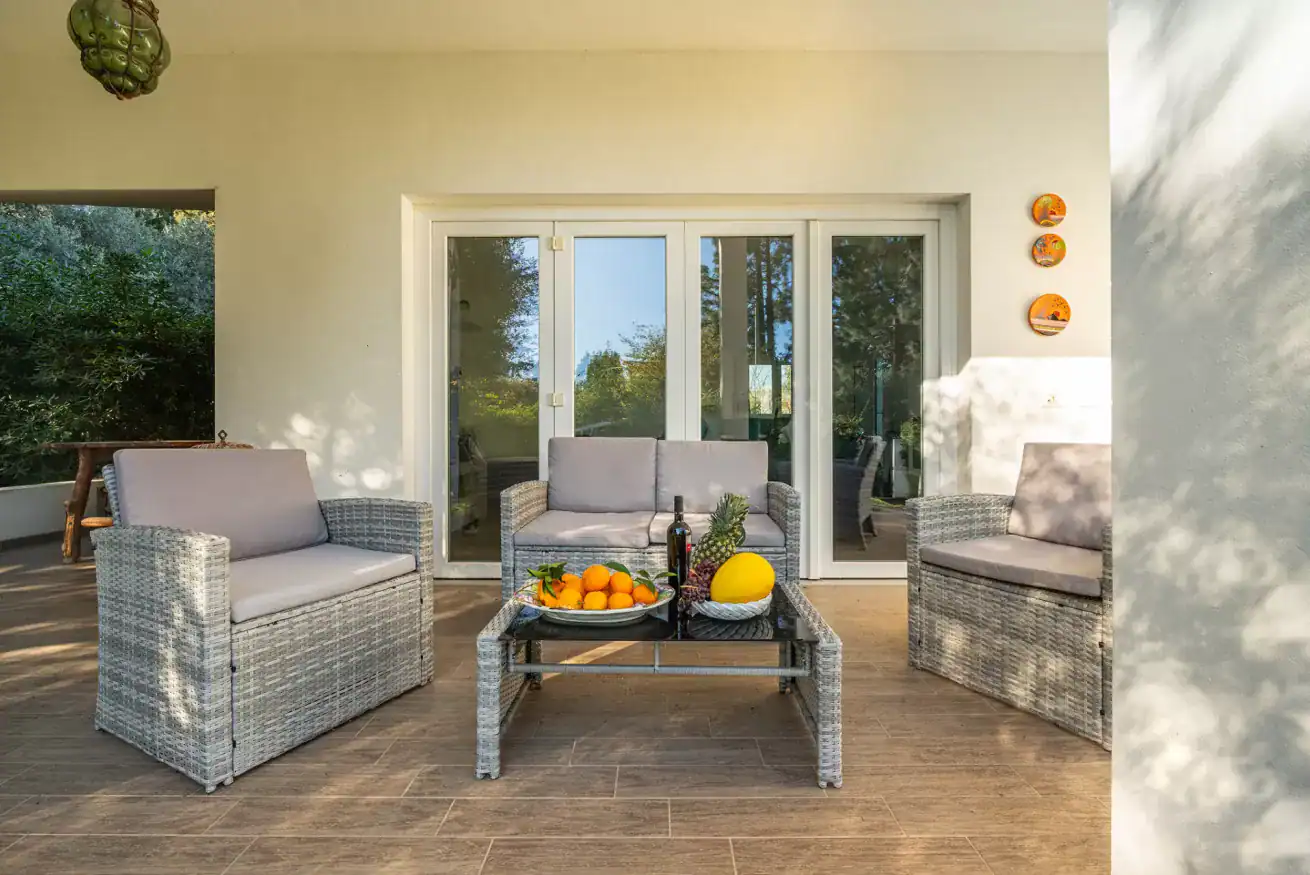 terrazza con divani e frutta fresca