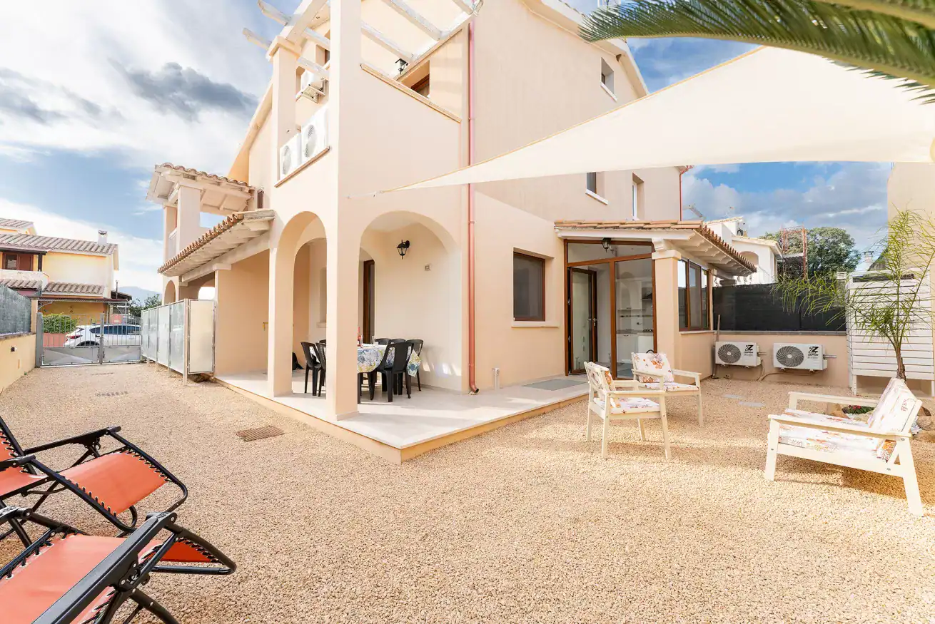 cortile di una villa con sedie e tavolo