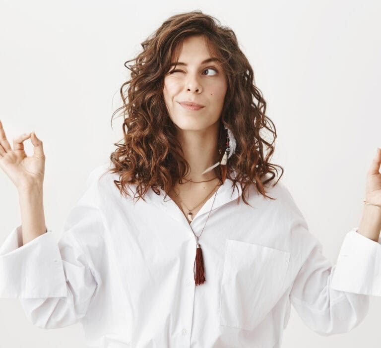 persona in camicia bianca con gesti zen
