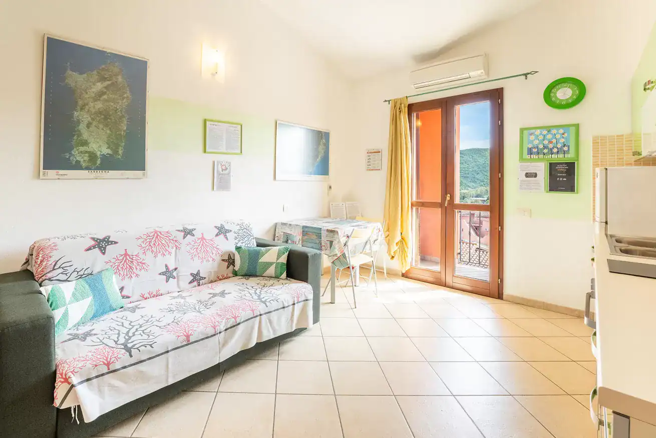 interno di un appartamento con divano e tavolo
